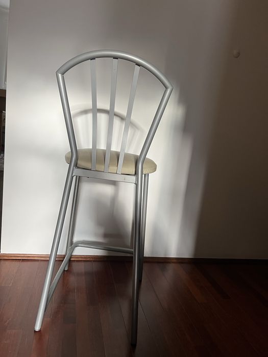 Cztery ładne i solidne  krzesła