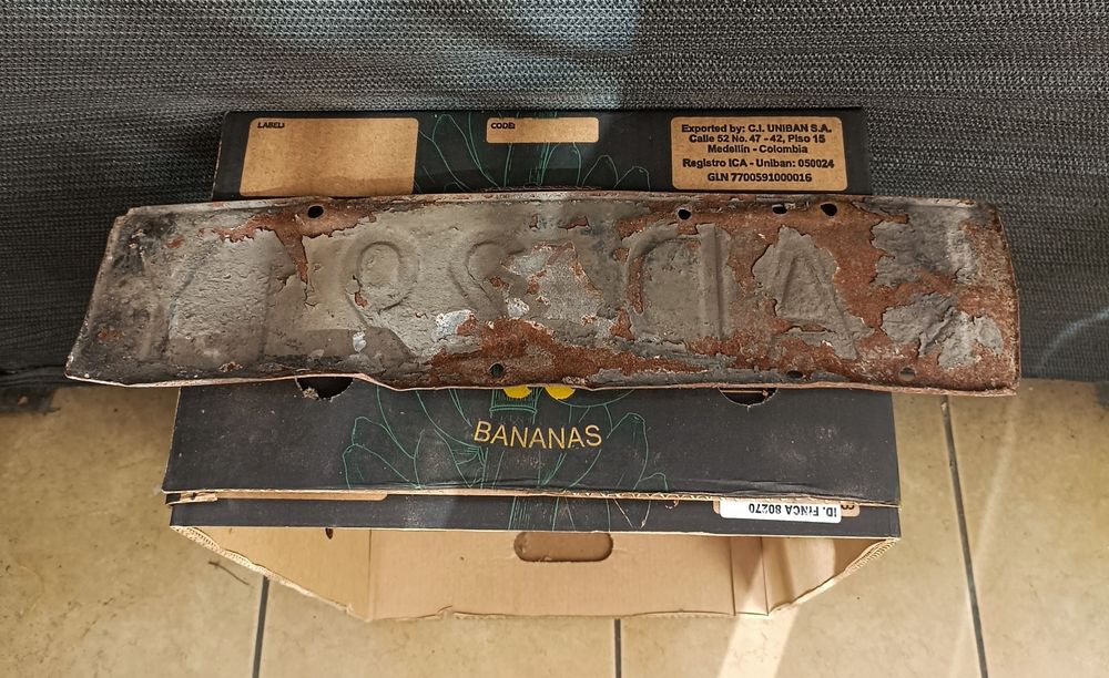 Stara kolekcjonerska tablica rejestracyjna.