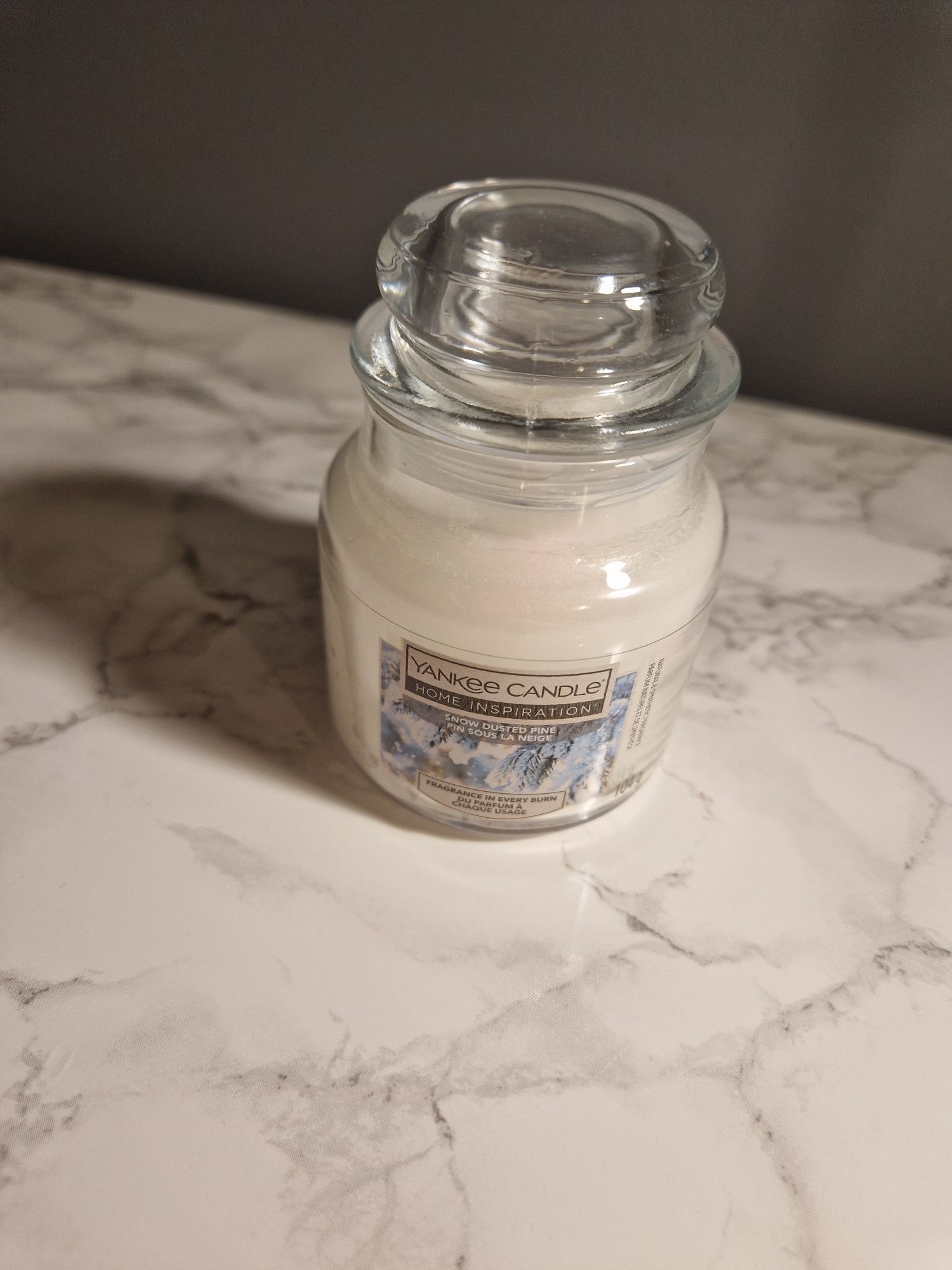 Świeca świeczka zapachowa yankee candle snow dusted pine 104g