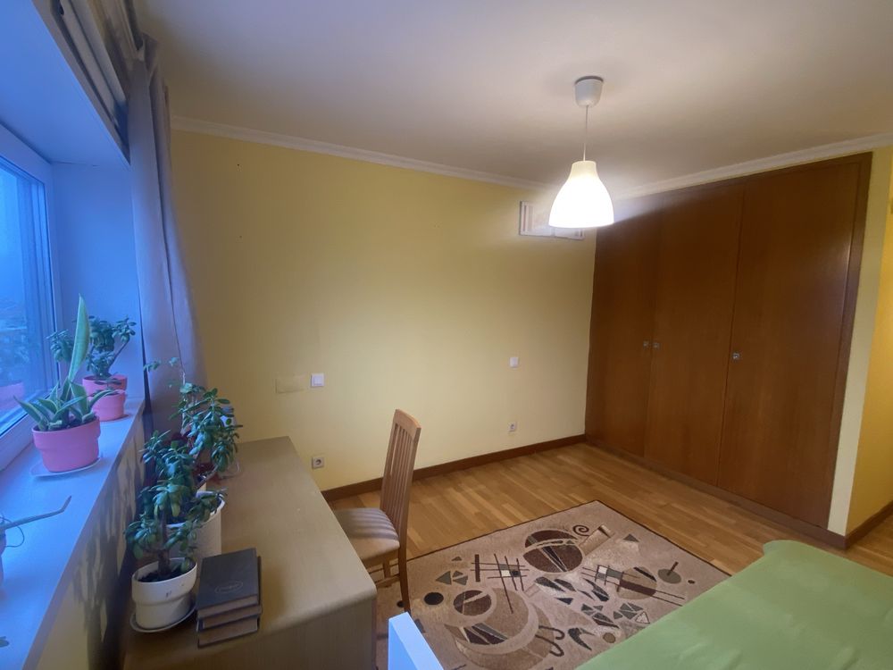 Arrendo um quarto mobilado