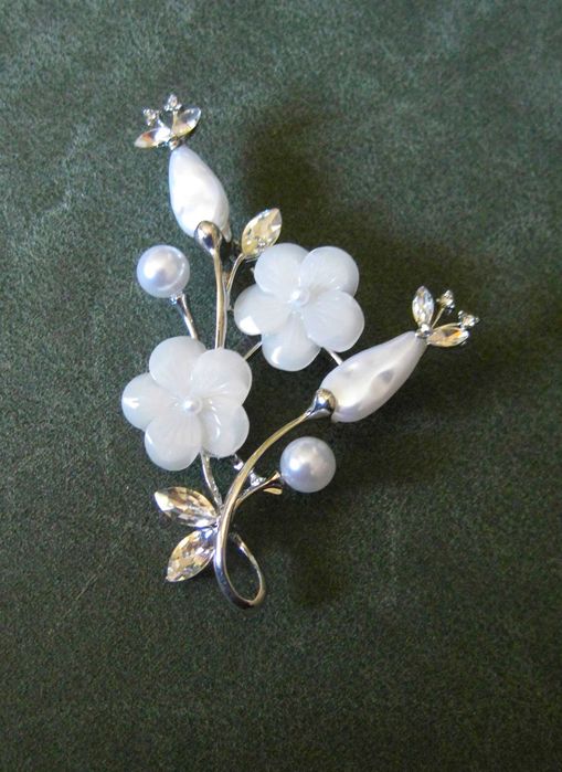 Alfinete / Broche / Pregadeira Flor de Perolas NOVO