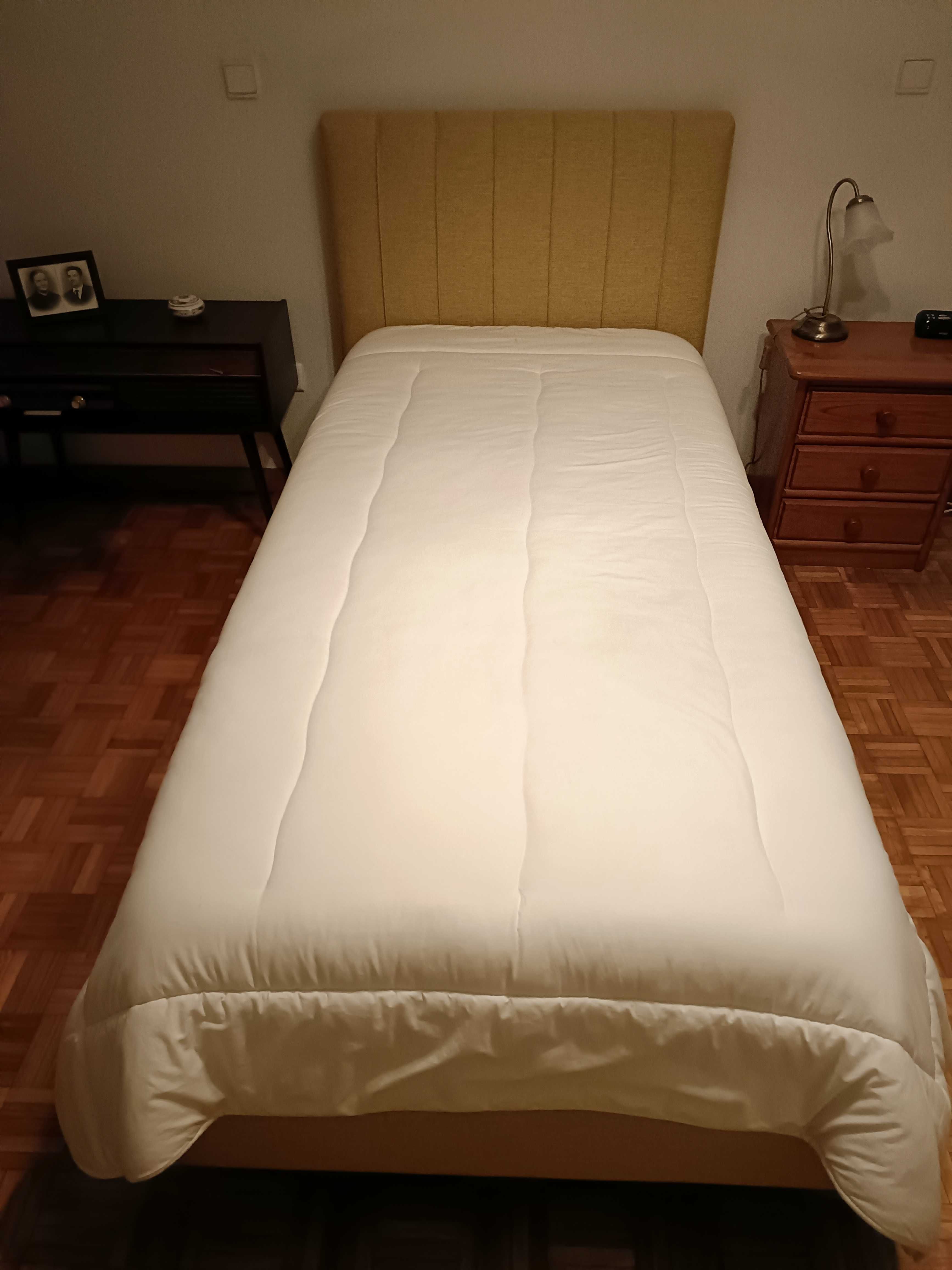 Duas camas individuais articuladas (estrado, cabeceiras e colchão)