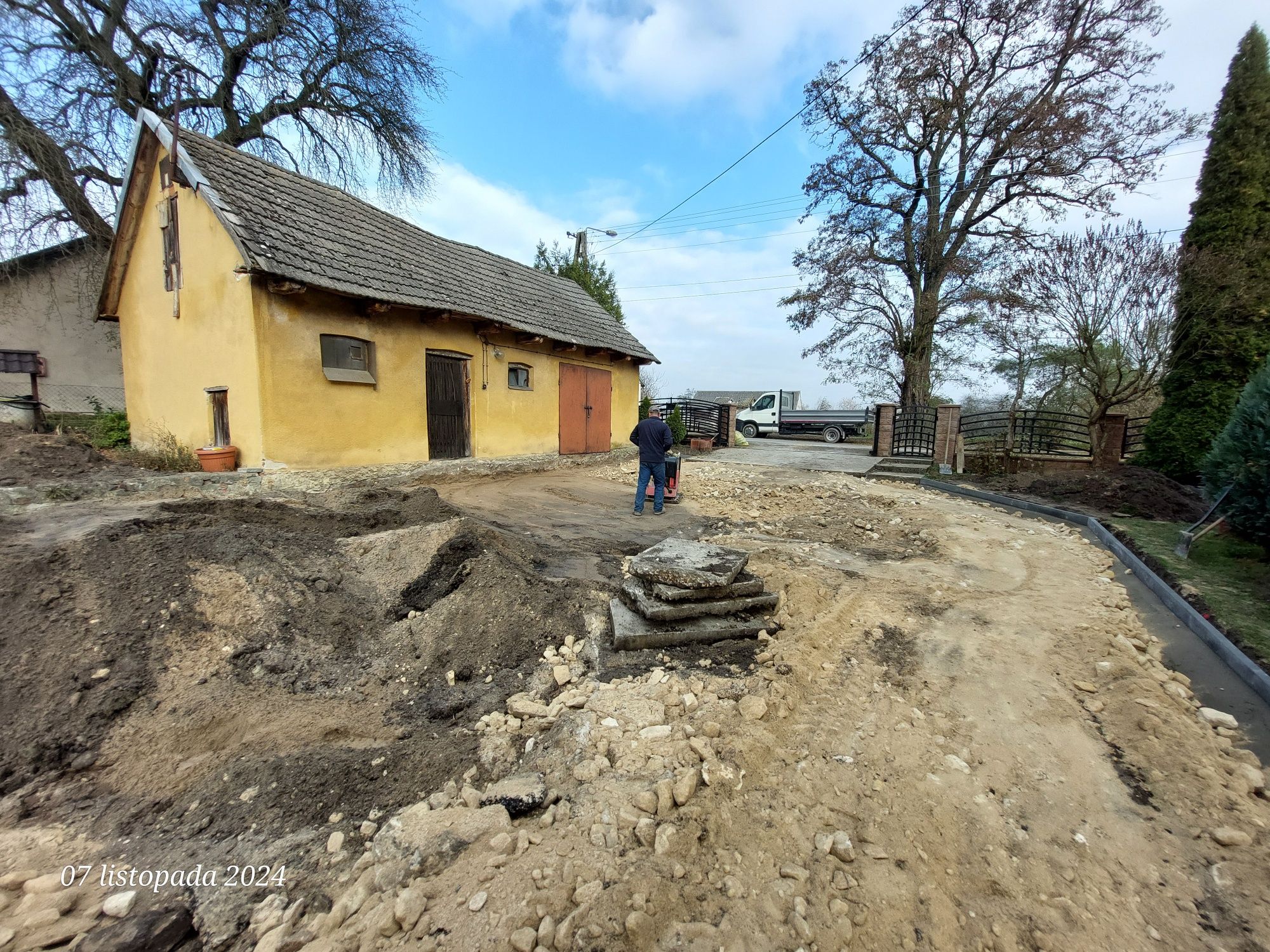 Usługi minikoparką i wywrotką 3.5t