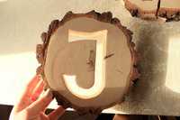 Litera J na stół drewniane plastry wycinane ażurowe brzoza ślub pieńki