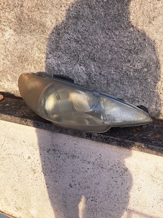 Farol direito Peugeot 206 em excelente estado