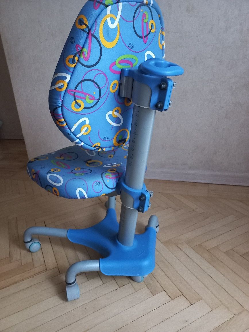 Стул детский  ортопедический с поднимающимся сиденьем