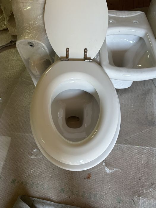 Унитаз подвесной керамический с крышкой.