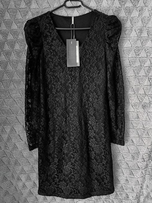 Elegancka sukienka koronkowa midi, czarna z długim rękawem Only