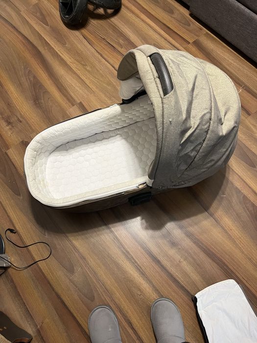 Продам кроватку и коляску срочно