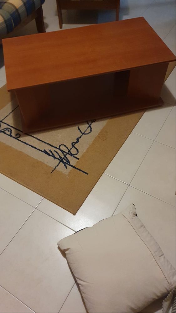 Sofa e dois cadeiroes +mesa - como novos