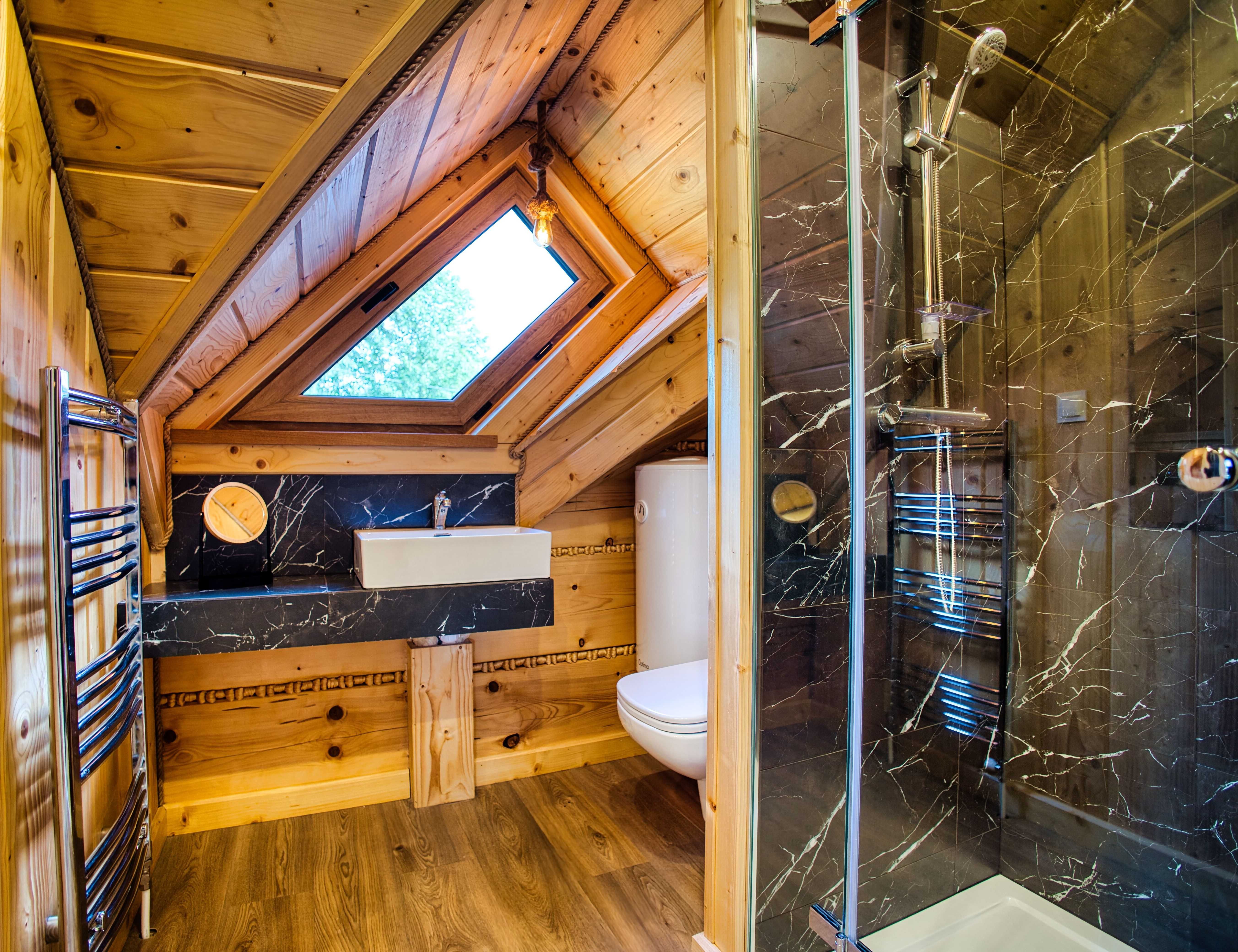 Studio apartament z łazienką balkonem i tarasem w chacie z bala.