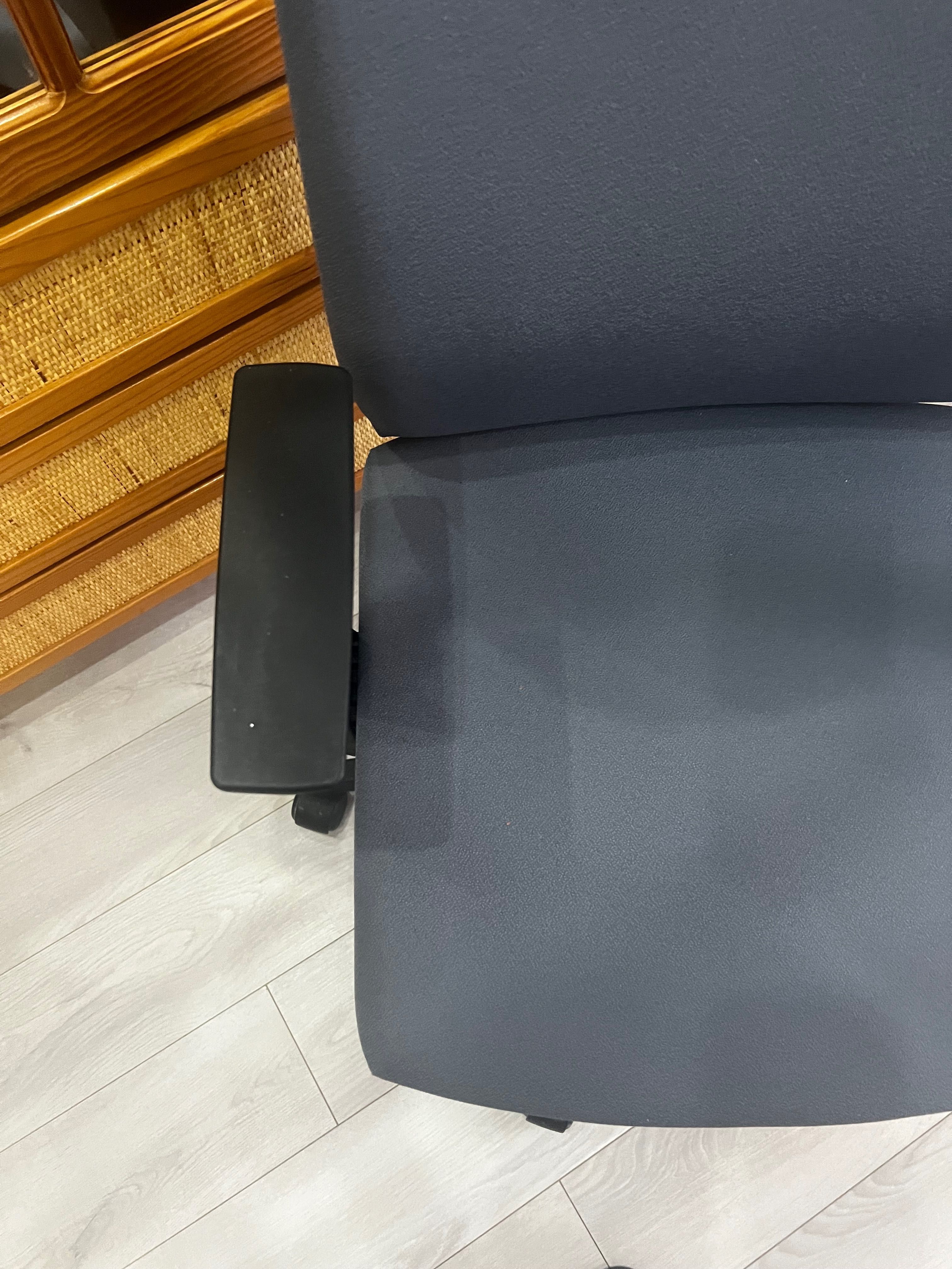Cadeira operativa de trabalho cinza