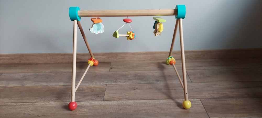 Drewniany stojak edukacyjny dla niemowląt