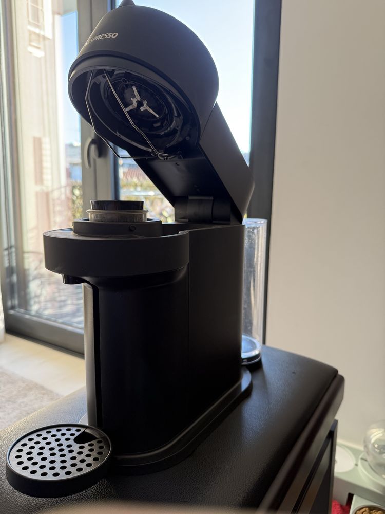 Maquina de café Vertuo Nespresso Preta