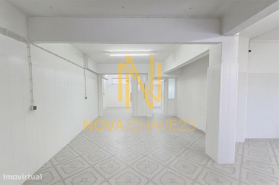 Armazém com 136m2 na Av. de Santa Maria