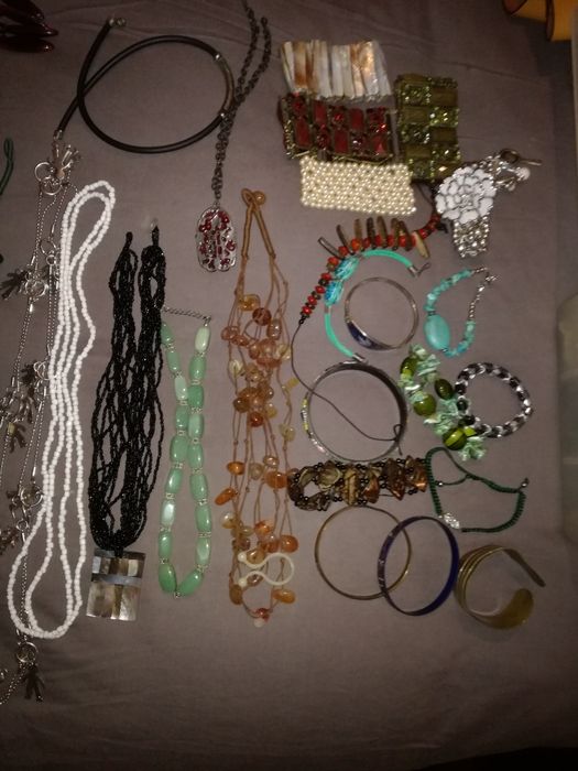 Colares e pulseiras novos