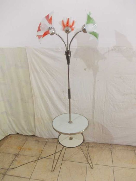 Stara lampa stojąca z lat 60 ze stolikiem vintage