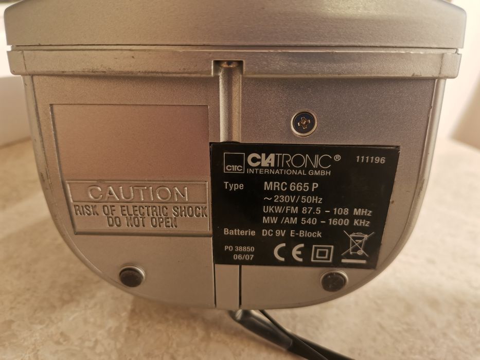 Clatronic MRC 665 P радіо-годинник із функцією проєкції часу.