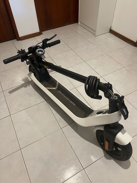 Trotinete elétrica branca
