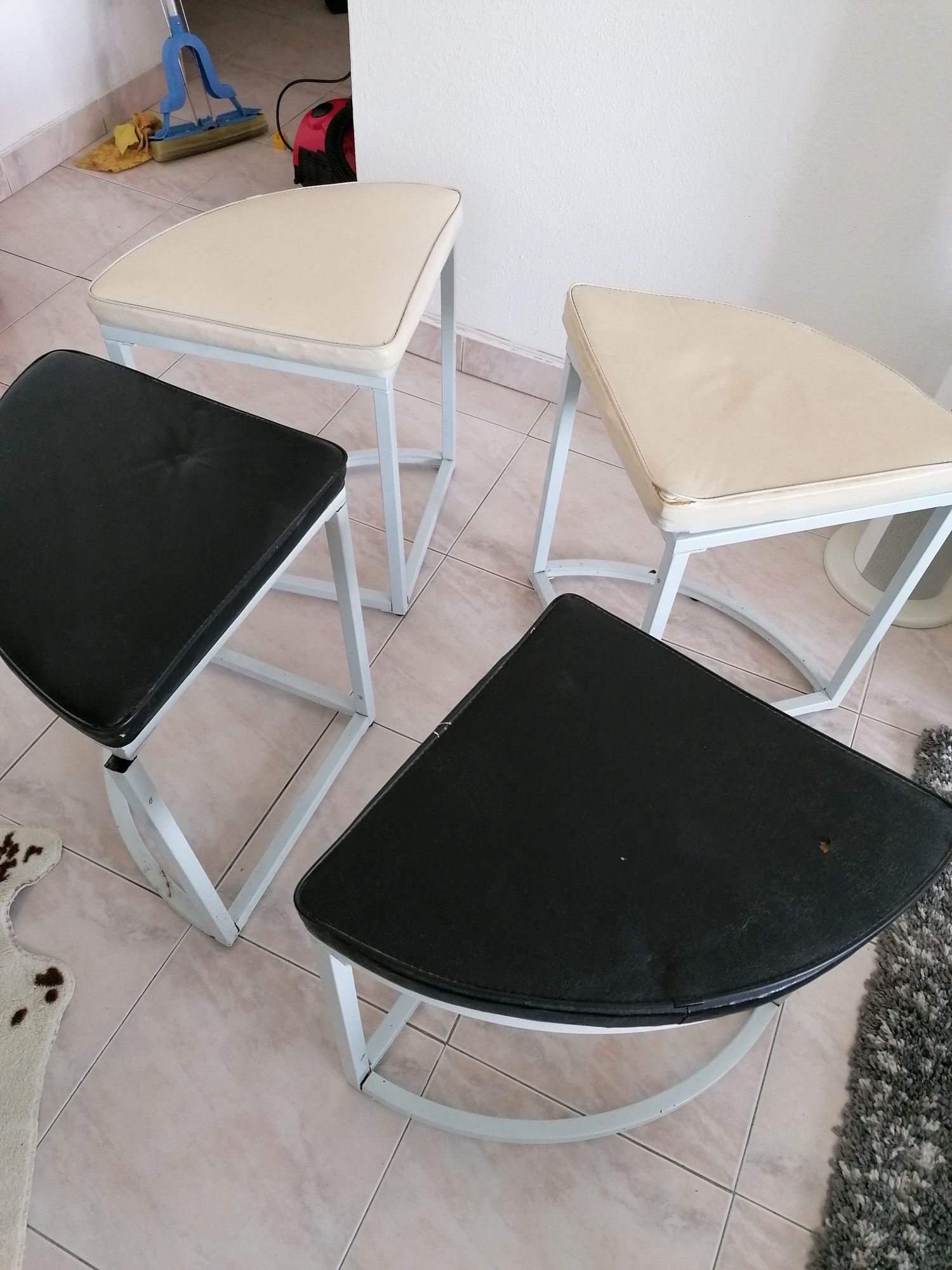 Mesa de sala, cor preta, 4 cadeiras.