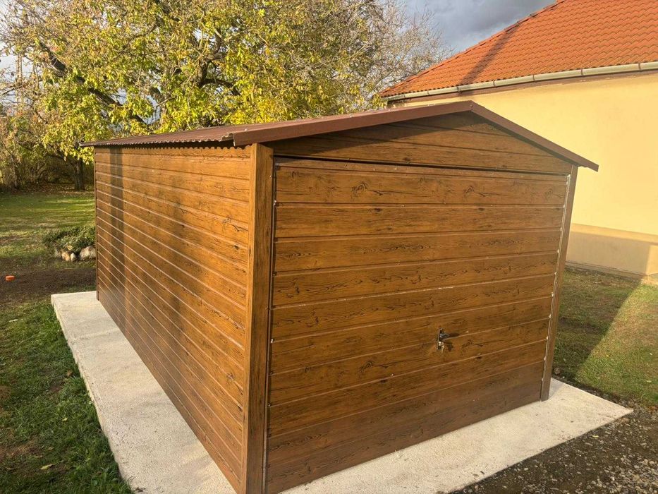 Garaż blaszany 3x5 drewnopodobny dach dwuspadowy brama uchylna obróbki