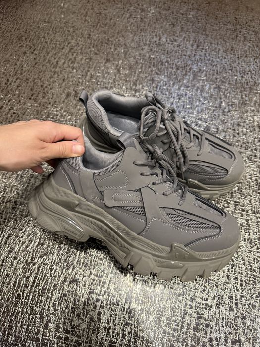 Сірі шкіряні кросівки, 37 розмір.