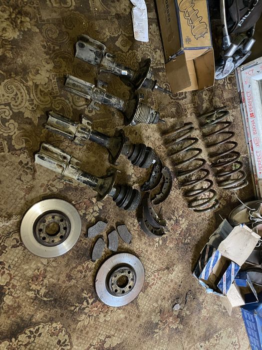 Стойки Передні на  Віто 638 З Пружинами