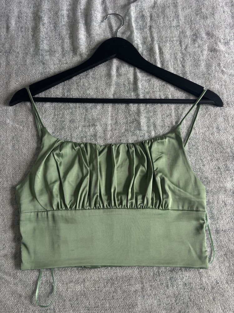 Oliwkowy croptop na ramiaczkach w bardzo dobrym stanie uniwersalny