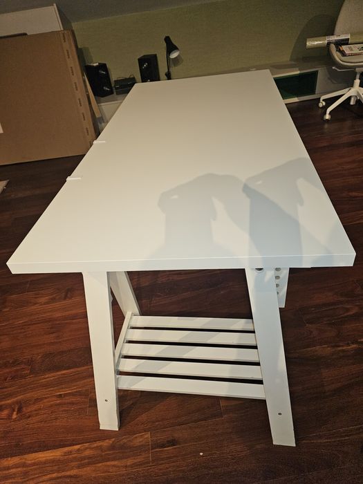 Secretária Ikea com base em cavaletes