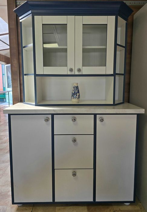 Biały Kredens w Stylu Włocławskiego Fajansu