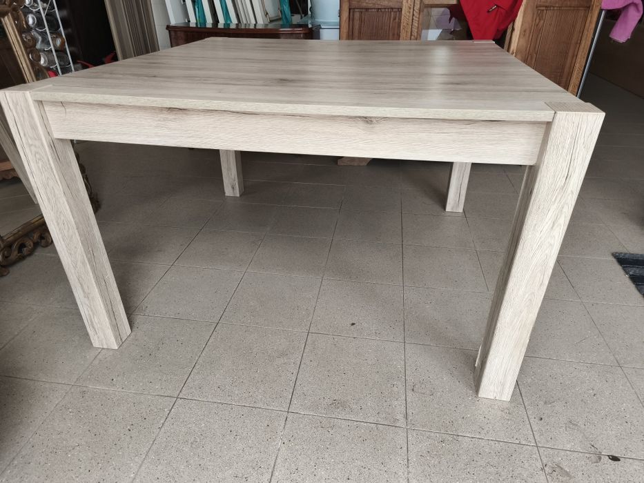 Mesa quadrada para 8 pessoas