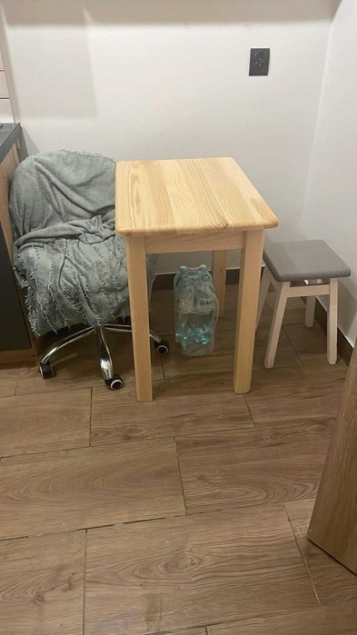 Stół kuchenny do kuchni salonu drewniany sosnowy KOLOR SOSNA 70x50 cm