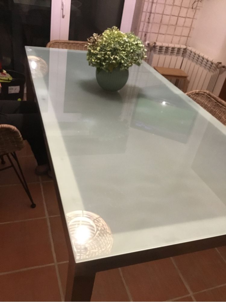 Mesa de vidro com pernas de inox