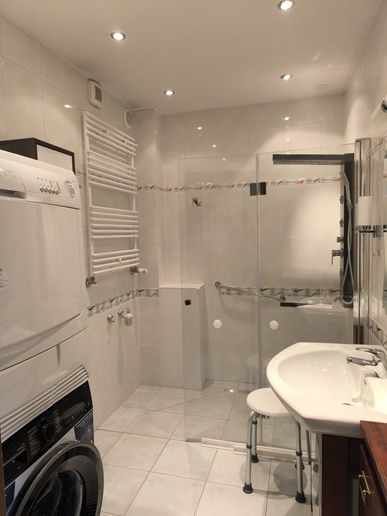 Apartament 150 mk2 , 2 poziomy , 2 łazienki,  2 kuchnie, parkingi .