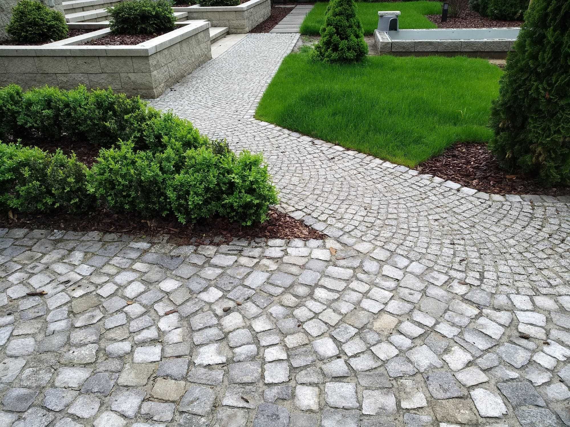 Układanie kostki brukowej – betonowa i granitowa