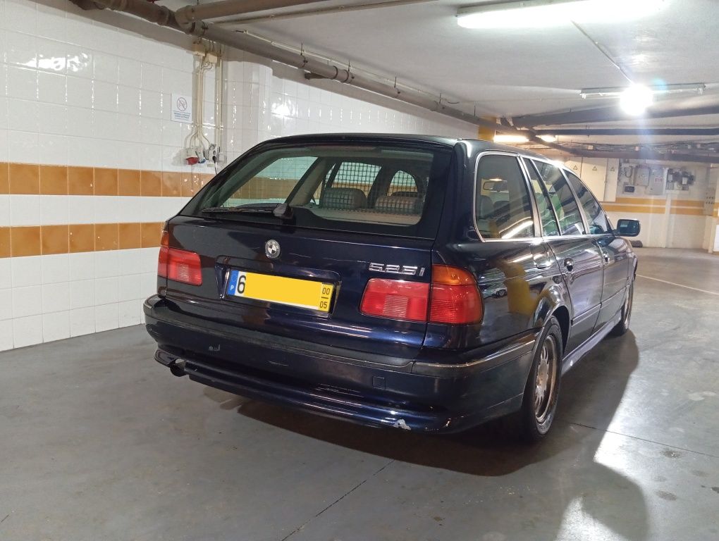 BMW 520i 2000 – Clássica – Aceito trocas