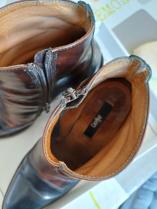Bota curta em pele azul e castanho