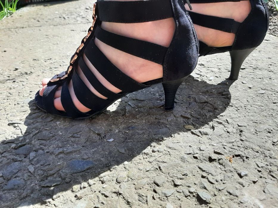 Босоніжки під замш на маленькому каблуці