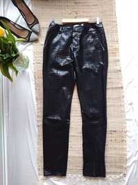 Fajne skórzane spodnie z rozcięciami
Zara
