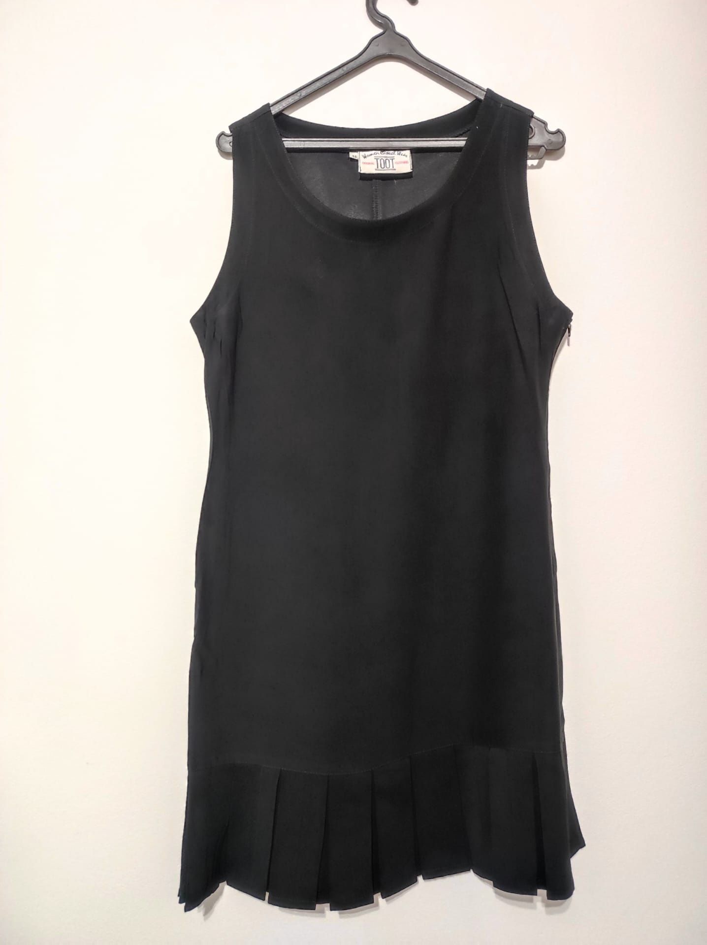 Vestido preto plissado em baixo