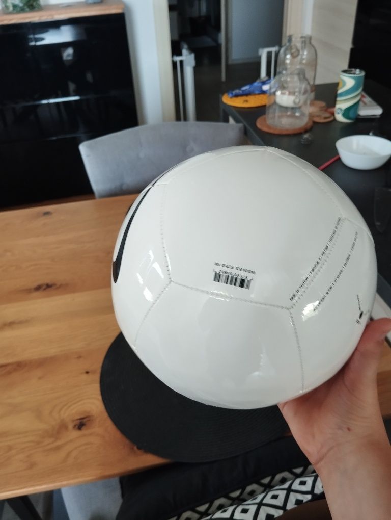 Piłka Nike Pitch Team z podpisem Jerzego Dudka