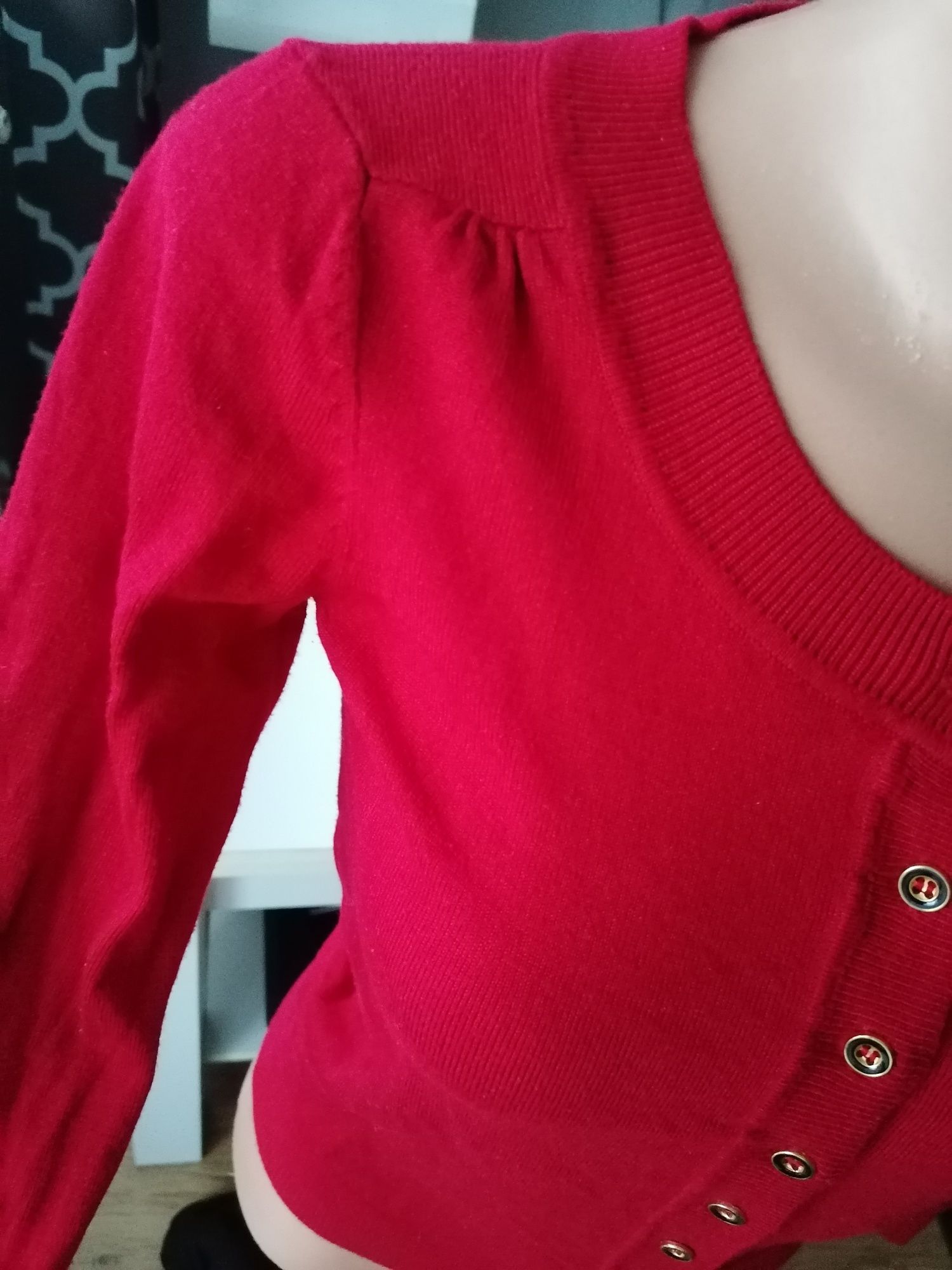 Cienki sweter zapinany na guziki wiskoza czerwień piękna