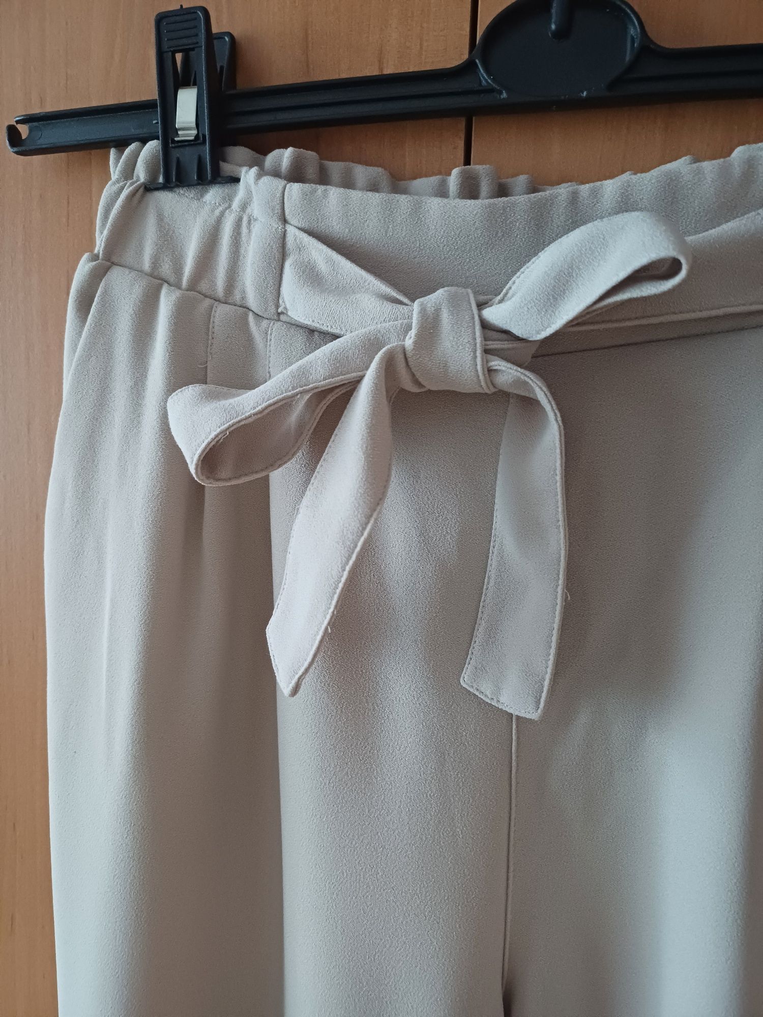 Eleganckie spodnie Stradivarius
