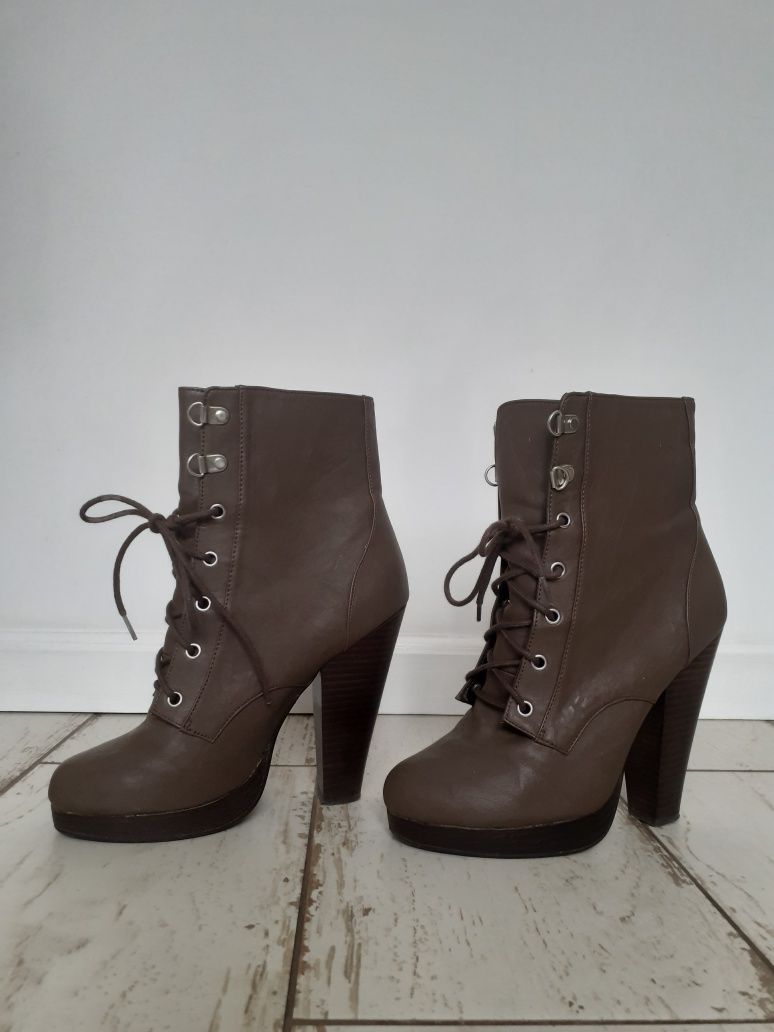 H&M kozaki sztyblety na słupku obcas sznurowane botki cappuccino 39