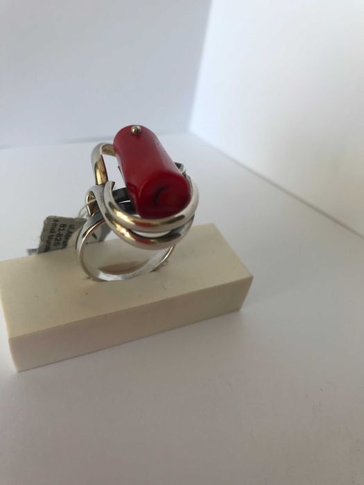 Pierścionek srebrny z koralem