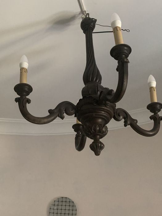 Candeeiro de tecto em madeira