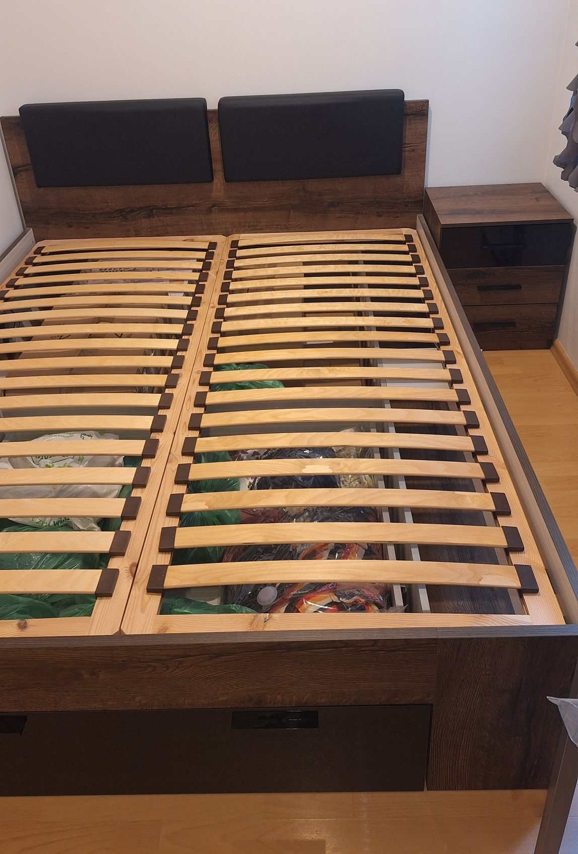 Zestaw mebli do sypialni – łóżko 160x200, stelaż, szafka nocna