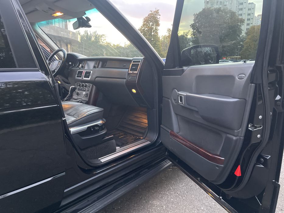 Продам Land Rover Range Rover 4.4 2007 года Официал