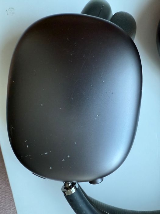 Uszkodzone AirPods Max Apple
