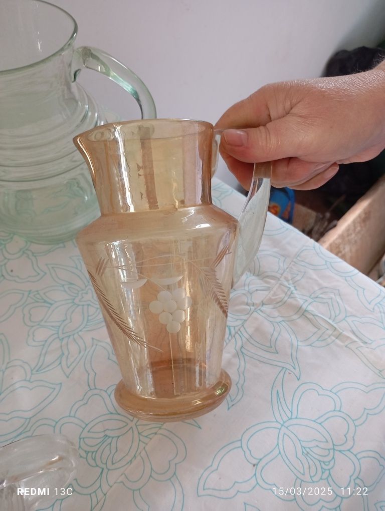 Conjunto de quatro jarras em vidro